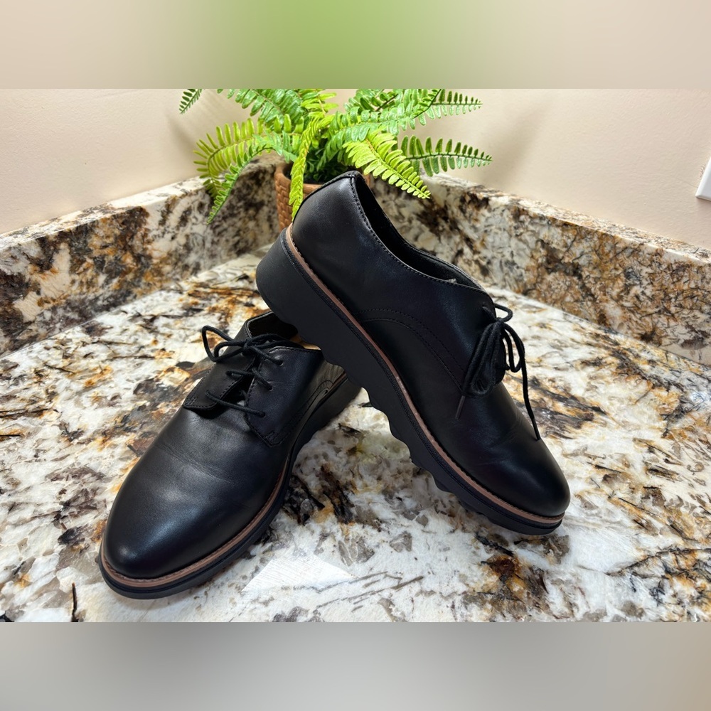Clarks Black Leather Women's Oxfords - Picture 3 of 10